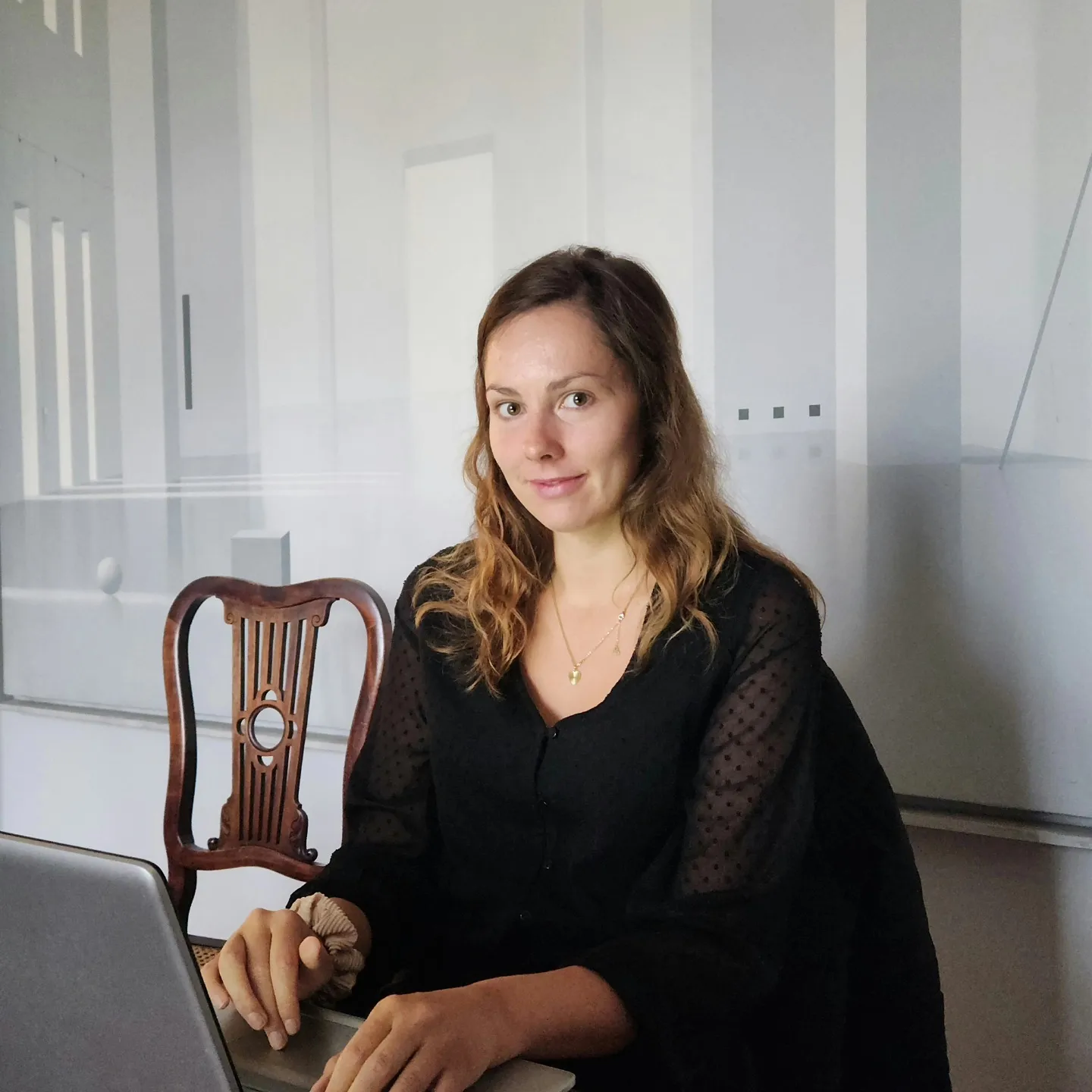 Teammitglied bei der Arbeit bei Next Strategy AI