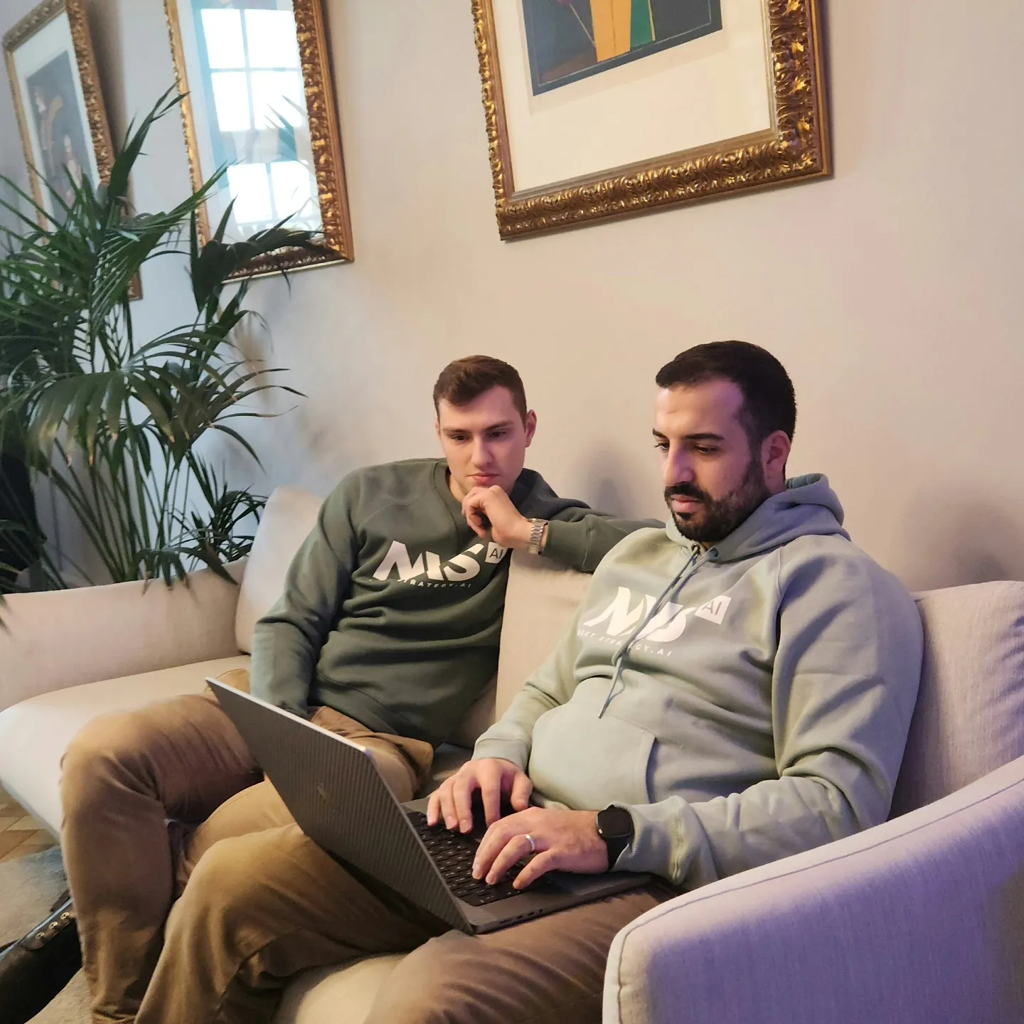 Teammitglied bei der Arbeit bei Next Strategy AI