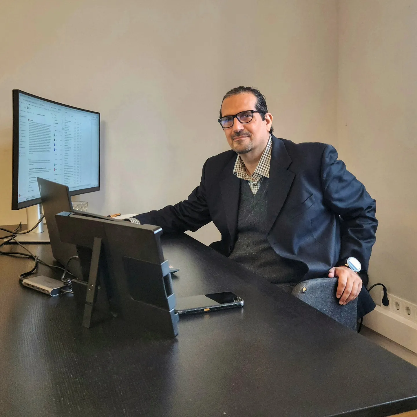 Teammitglied bei der Arbeit bei Next Strategy AI