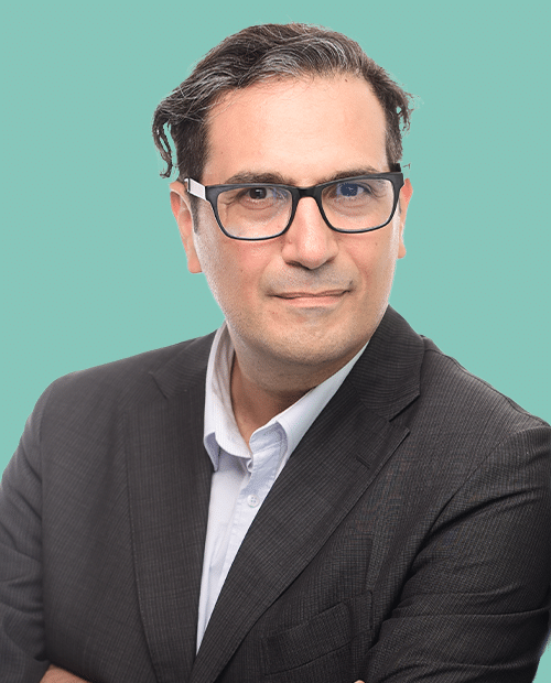 Mann mit Anzug und Brille lächelt in die Kamera